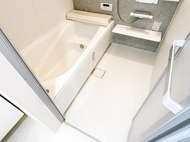 バス1坪以上　ゆったりとした浴室はリラックス効果があり、小さなお子様との入浴や介護での動きもスムーズで便利です。 