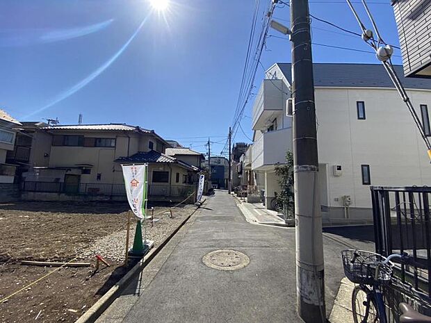 駅からの帰り道には最寄りのスーパーがございます。毎日のご通勤など非常に助かります。