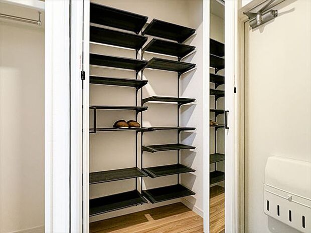 清潔感のある空間を保てるよう、収納スペースを広く設けていますので、たくさんある靴もすべて収納して頂け、玄関をスッキリ綺麗な空間に纏めます。