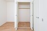 収納：部屋に備えられたクローゼット。普段使わないものなども収納可能ですので、居室を広く使うことが出来ます。