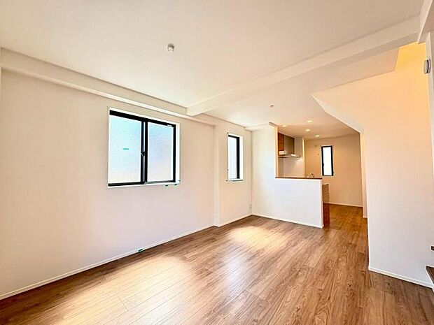 リビングには床暖房付。空気を汚さず、ほこりも舞い上がらないので小さなお子さまがいても安心です。壁面には遮音シートを施工することで、日常生活での騒音を軽減します。