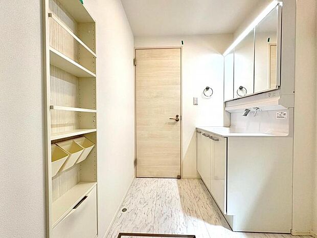 洗面所に備えられた壁面収納スペース。タオルや洗面用品を機能的にしまうことが可能となっています。