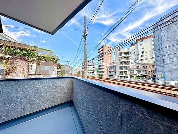 東向きのバルコニーは午前中の陽ざしを活かして洗濯物が乾きやすく、風通しも良いので、室内の空気も常に新鮮に保たれます。