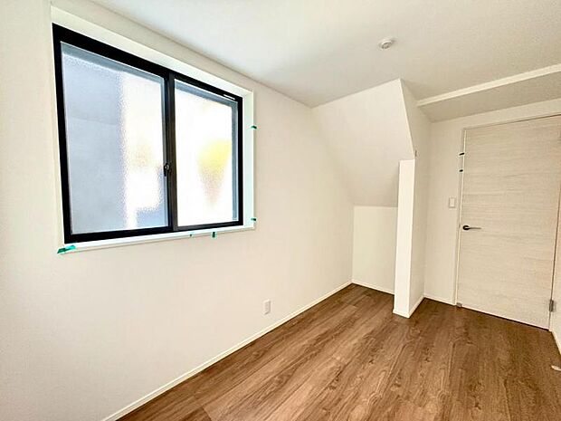 趣味部屋やワークスペース、ゲストルームなど、ライフスタイルに合わせて自由に活用いただける居室です。夕方には西側の窓から夕陽が差し込みます。