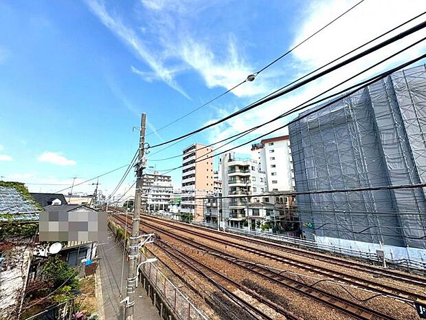 2階バルコニーからの眺望です。線路があることで空が広く見張らせます。