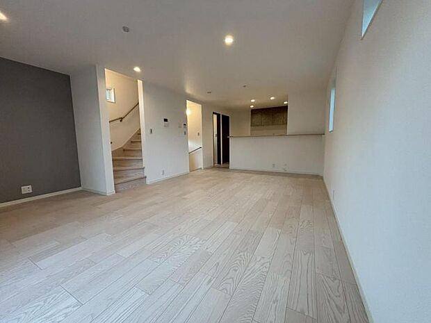 ゆとりある19帖のリビングは、お子さんが小さい方には遊べるスペースとしてご利用するのもいいですね。