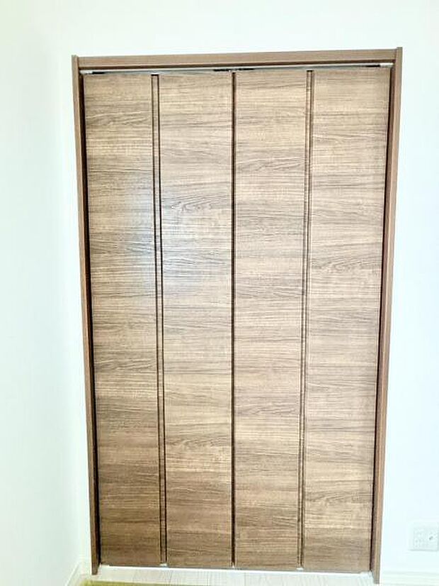 大きなウォークインクローゼットは、ママのたくさんのバッグや、お年頃のお嬢様のお洋服、ご子息様の趣味の道具やパパのビシッとしたスーツをしまってもまだまだ余裕たっぷりです。