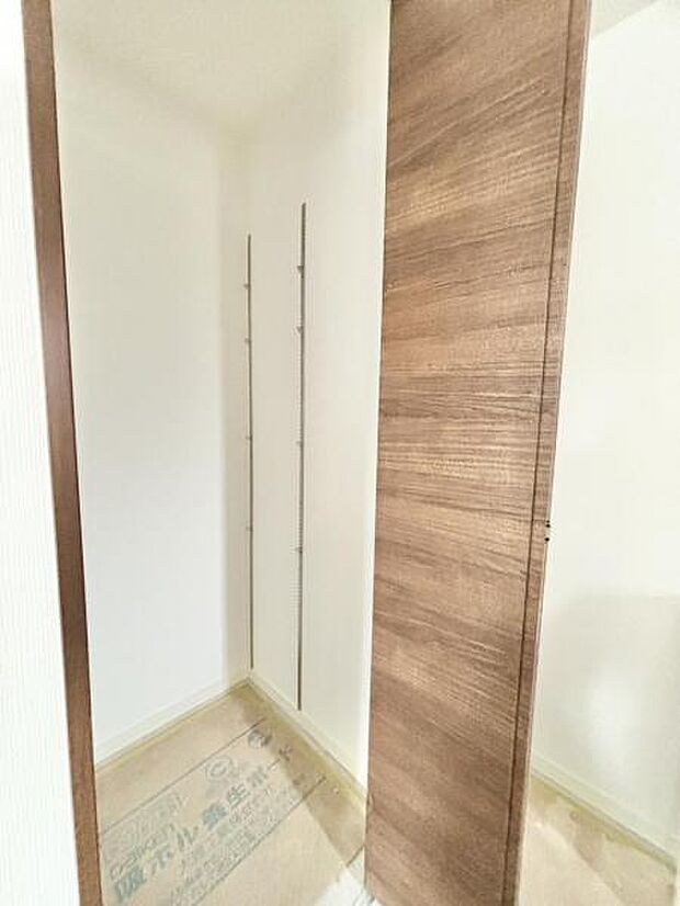 大きなクローゼット。我が家のクローゼットは子供のおもちゃの空き箱でいっぱいですが、これだけ広い収納があればパパのスーツやママのバッグもしまえそうですね!