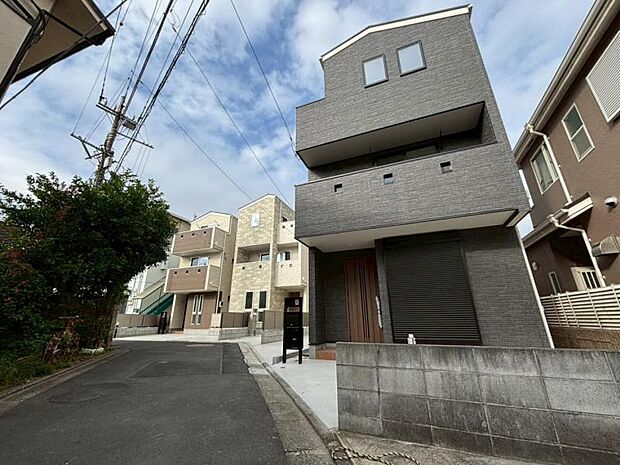 駅からの帰り道には最寄りのスーパーがございます。毎日のご通勤など非常に助かります。