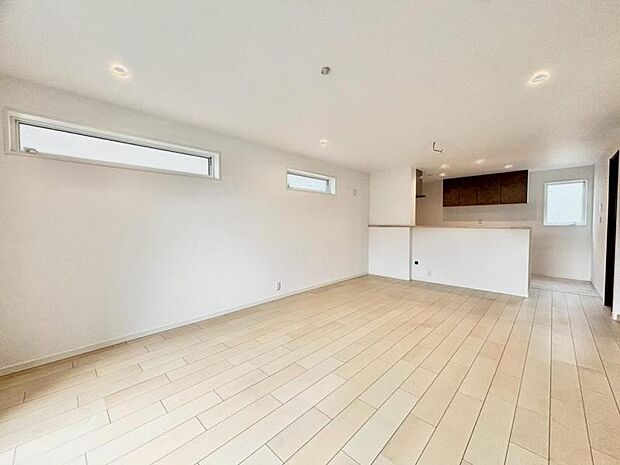 ソファーやダイニングテーブルを置いてもゆとりあるLDK。家族みなさんで寛げる空間をぜひ現地で体感してみてください。