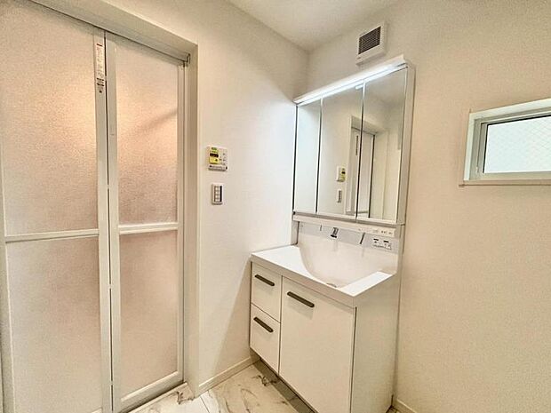 一日の始まりと終わりを心地よく演出してくれるパウダールーム。ホワイトで統一されたワイドな洗面台は収納力もあり、いつでもすっきりとした洗面室に。