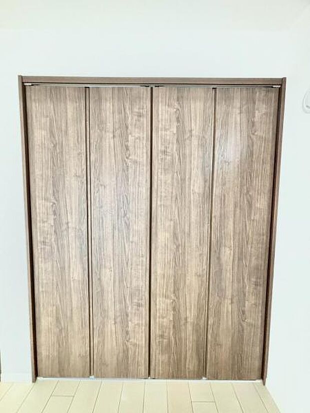 クローゼットには枕棚とハンガーパイプが備えられているので、大切なお洋服にしわを付けずにそのまましまうことが出来ます。思い出のお洋服は思い出と一緒に大切に保管しましょう。