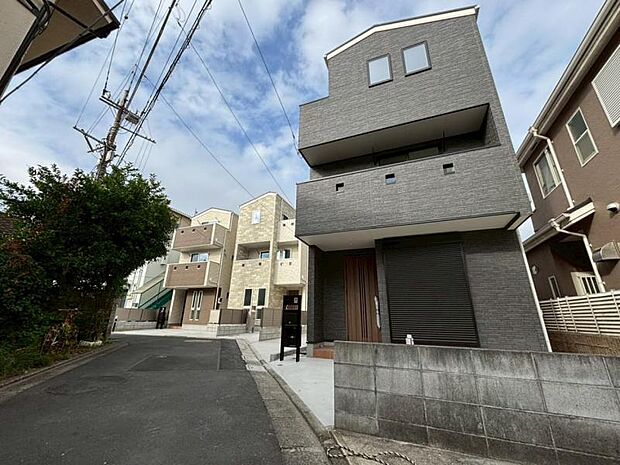 駅からの帰り道には最寄りのスーパーがございます。毎日のご通勤など非常に助かります。