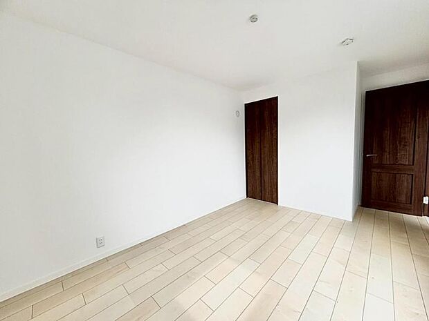 勾配天井ではない室内は二段ベッドや大型のタンスなどの配置が可能です。住まう方自身でカスタマイズして頂けるようにシンプルにデザインされております。自由度が高いので現地にて配置などを打ち合わせさせて頂きま