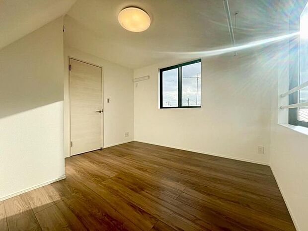 窓から注がれる光で家族とのコミュニケーションも明るくなりそうです。