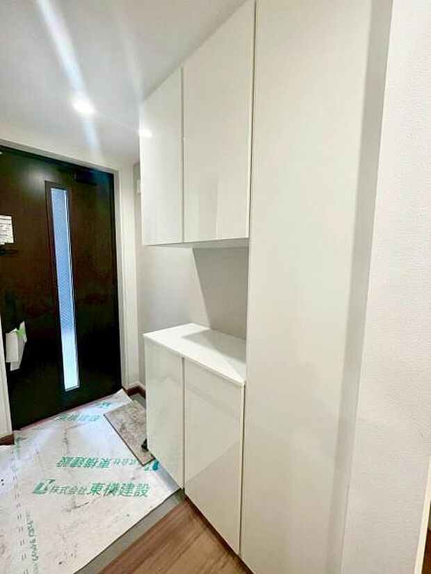 玄関にある大きな収納は、お子様の汚れたおもちゃをしまうも良し、パパのゴルフバッグを置くも良し、ママの靴をたくさん置いてもまだまだ余裕たっぷりです。