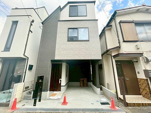 それぞれ独特の顔を持つあなただけのお住まい。各棟によって暖かい日差しの入り方・見え方も違うお住まい。実際の日当たりや現地の雰囲気もご確認くださいませ。