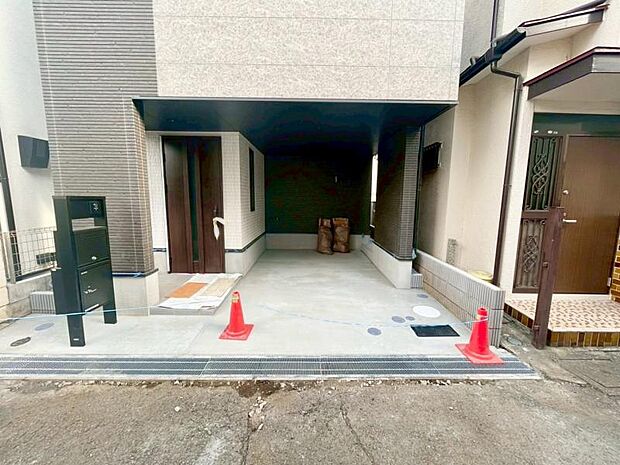 玄関につながる駐車スペースなので重い荷物の出し入れの負担を最小限に抑えられます。