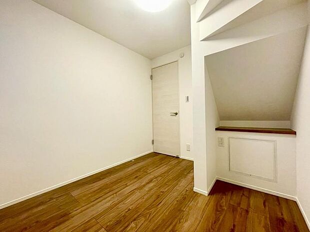 収納スペースを確保しております。季節のお洋服など保管が可能です。居室内に余計な収納をおく必要がないため、ベッドやお布団を置くスペースが確保できます。広い空間で睡眠ができるため、疲れも癒されます。