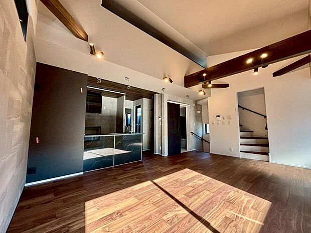 18帖のゆったりとしたリビングです。明るさと風が入る窓配置が安らげる空間を演出します。