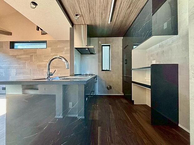 リビング全体が見渡せる対面式システムキッチン。お子様達がいつもママのそばにいられる安心感も生まれます。食事の用意をしながら家族との会話も弾み笑顔溢れる空間です。