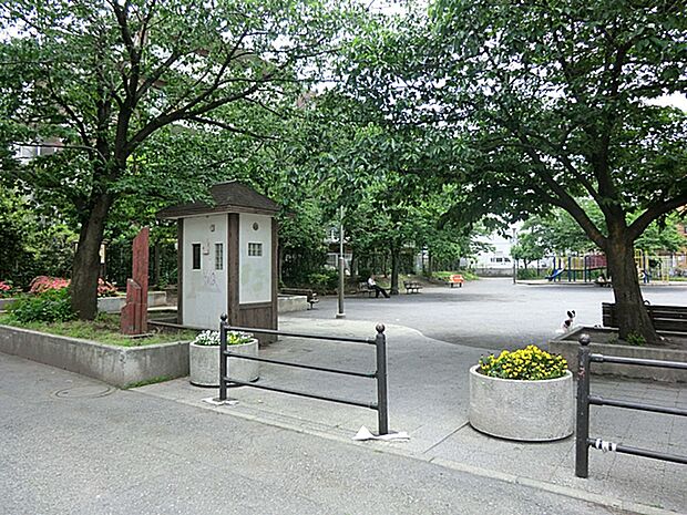 さくら通り三丁目公園 460m