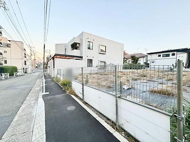 更地の状態をご覧頂くことで、隣接した環境をしっかりとご確認頂けます。更に同工務店の完成見本を合わせてご見学頂くことで、完成形の姿をイメージ出来ます。