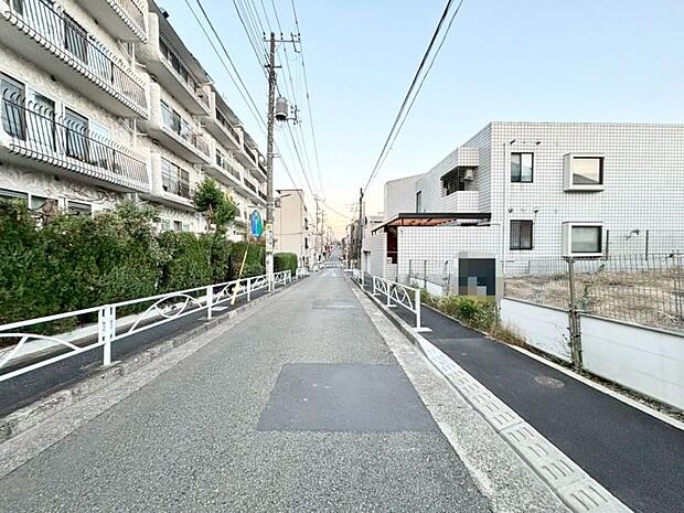 こちらの物件は、建築条件付き売り地となります。建築条件とは「建築会社が決まっている」という内容です。