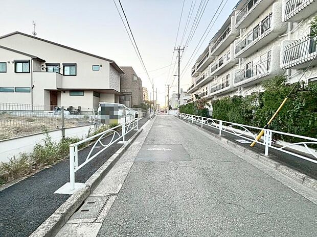 駅からの帰り道には最寄りのスーパーがございます。毎日のご通勤など非常に助かります。