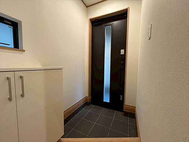 上質感漂う玄関と廊下。居住者の帰り、訪れる方を優しく迎える・安らぎに満ちた生活空間を予感させる。健やかな暮らしを楽しめそう 。