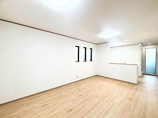 お気に入りのソファで一日ゆったりとくつろぐ時間を最優先にする。寝る前のひととき、柔らかな光の下で画集を開きながら静かなときを過ごしたい。そんな自分スタイルをかなえられる空間です。