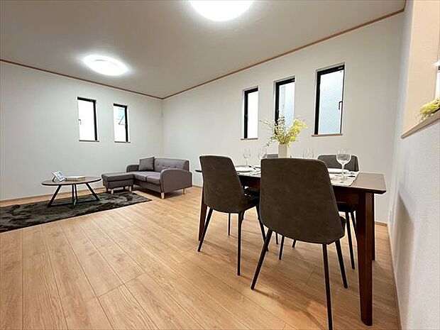 お気に入りのソファで一日ゆったりとくつろぐ時間を最優先にする。寝る前のひととき、柔らかな光の下で画集を開きながら静かなときを過ごしたい。そんな自分スタイルをかなえられる空間です。