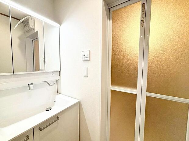 洗顔や手洗いはもちろん、シャンプーも行える多機能洗面台。収納力のある三面鏡を採用することで洗面台周りもスッキリした空間に。