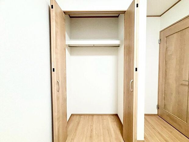 クローゼットは棚やハンガーパイプが付いた使いやすい設計。収納BOXなどもスッキリ収納できます。普段使わない季節用品やトランクなど、大きなものもラクラク収納できます。