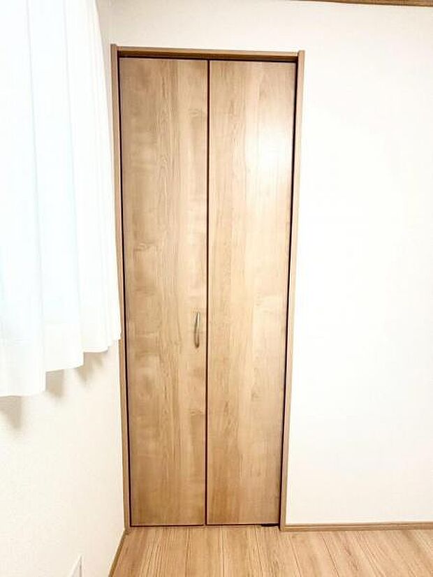 ベッドルームにも空間を上手く利用し、クローゼットを設置。クローゼットを有効活用すれば、生活空間をより上質なものにしてくれるでしょう。ベッドルームも綺麗に保てます。