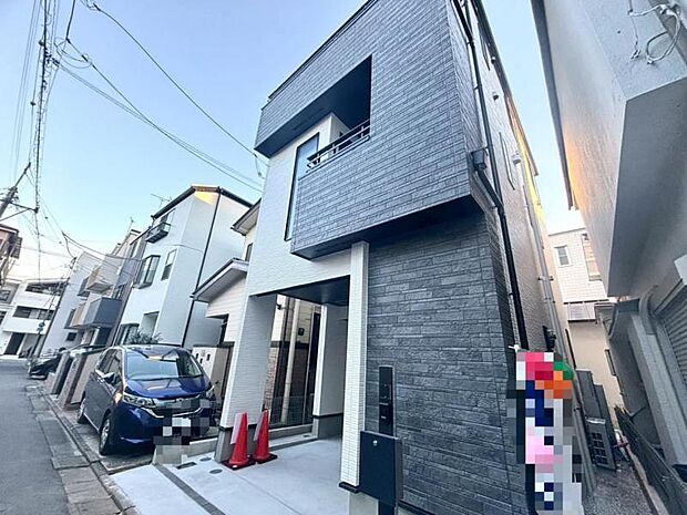 凛とした表情を見せる外観は時の移り変わりの中で様々な表情を見せてくれます。素材の持つ独特な存在感により「永く住み続ける住まい」にふさわしい住宅が完成しました。