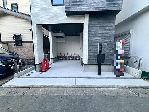 建物につながる駐車スペース。重いものの、荷物の出し入れも安心。小さなお子様も安心・安全の乗り降りができます。車が汚れたら洗えるのもうれしいですね。