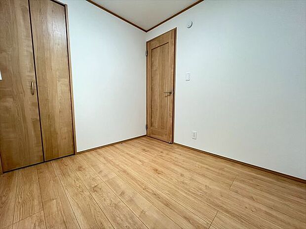 住まう方自身でカスタマイズして頂けるように「シンプル」にデザインされた室内。自由度が高いので家具やレイアウトでお好みの空間を創り上げられます。