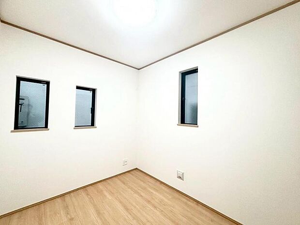 過ぎ行く時間をゆったりと感じることができる落ち着いたお部屋。リビングで楽しく過ごした後はプライベートな時間を満喫できます。静かな環境でリラックスタイムをスタートさせてください。