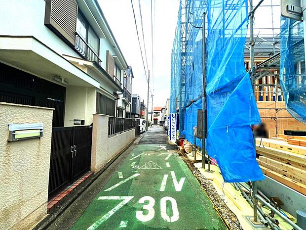 駅からの帰り道には最寄りのスーパーがございます。毎日のご通勤など非常に助かります。