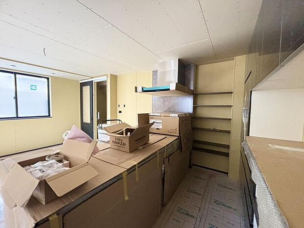 リビング全体が見渡せる対面式システムキッチン。お子様達がいつもママのそばにいられる安心感も生まれます。食事の用意をしながら家族との会話も弾み笑顔溢れる空間です。