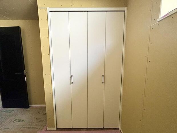 各部屋に備えられたクローゼット。普段使わないものを全部しまってしまえば、お部屋の空間をたっぷり使うことが出来ます。