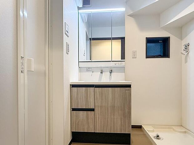 三面鏡の裏は機能的な収納を配置。コンセントも付いているため電動シェーバーや、電動歯ブラシも収納できます。
