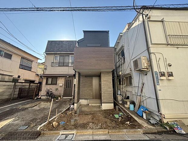 陽とともに、時間によって顔を変える街の景観から、星空や夜景に負けないデザインの映える外観。この街ならではの美しい風景と、ここから紡がれる物語を建物外観から始まります。