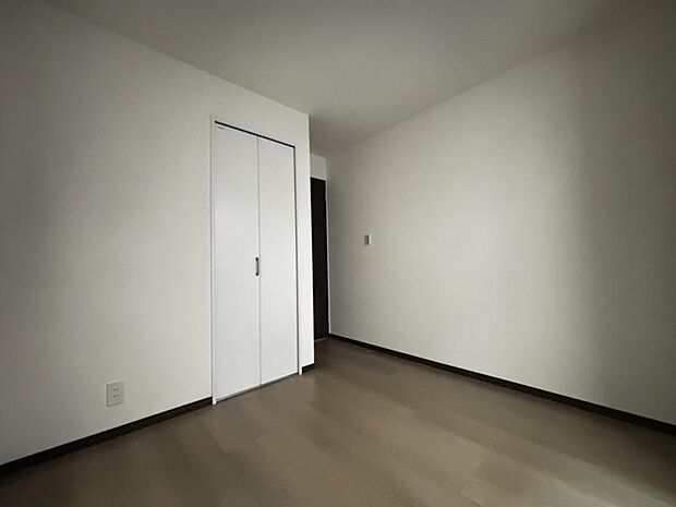 クローゼットは棚やハンガーパイプが付いており、スーツや上着などが収納可能です。ゴルフバッグやスノーボードなど趣味のお荷物も十分収納が可能です。日常で使わないものや食料のストックも可能です。