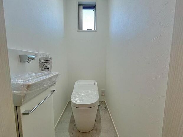 換気と明るさに配慮した、清潔感のあふれるトイレです。落ち着いた空間で安らぎのひとときをお過ごしいただけます。