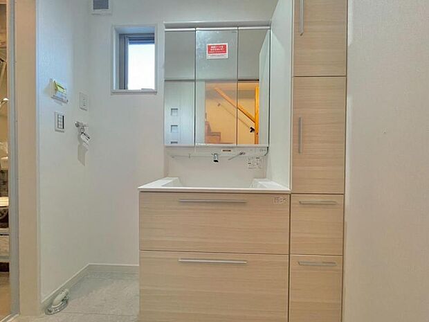 一日の始まりと終わりを心地よく演出してくれるパウダールーム。ホワイトで統一されたワイドな洗面台は収納力もあり、いつでもすっきりとした洗面室に。