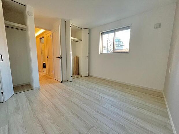 大きな窓からたっぷりと陽光が注がれる明るい空間。一日の疲れをいやしてくれる主寝室。時を忘れて過ごす場所として過ごせるお部屋。