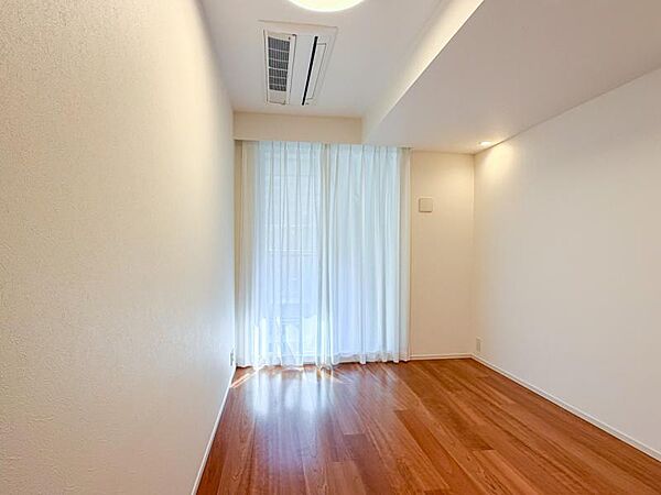 住まう方自身でカスタマイズして頂けるようにシンプルにデザインされた室内。自由度が高いので家具やレイアウトでお好みの空間を創り上げられます。