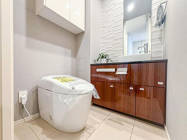 換気と明るさに配慮した、清潔感のあふれるトイレです。落ち着いた空間で安らぎのひとときをお過ごしいただけます。
